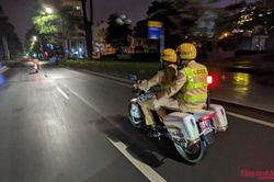 CSGT tuần lưu đêm mưa bắt vi phạm cồn