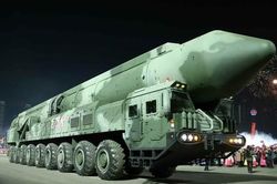 Triều Tiên duyệt binh với dàn ICBM lớn nhất từ trước đến nay