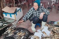 Nghề nướng cá dưới chân ngôi đền linh thiêng ở xứ Nghệ