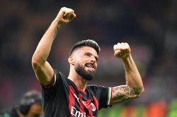Giroud giúp AC Milan vượt qua khủng hoảng
