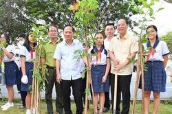 Huyện Bình Chánh ra quân tổng vệ sinh và trồng cây xanh