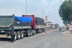 Giao thông ở ngã ba Tân Vạn: Lộn xộn, mất trật tự