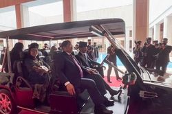Quốc vương Brunei đích thân lái xe điện đón Thủ tướng Phạm Minh Chính và Phu nhân trong Hoàng cung