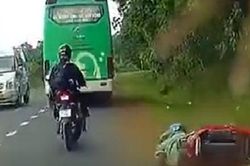 Buộc thôi việc lái xe khách chạy sai hành trình, vượt ẩu ép xe máy ngã xuống đường