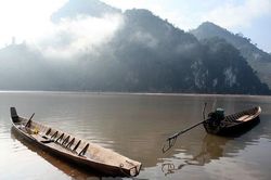 Thơ: Đêm trên đảo sông Đà