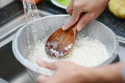Nấu cơm làm theo cách này cơm ngon thơm dẻo, không bị dính nồi cả nhà ăn hết bay