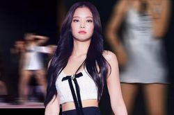 Mặc váy ngủ mỏng tang lên sân khấu, nữ ca sĩ vẫn được khen 'sang' hơn Jennie