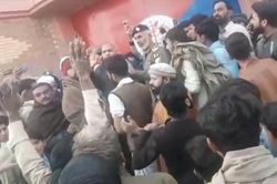 Đám đông lao vào đồn cảnh sát ở Pakistan, kéo người ra đánh chết