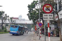Đề xuất dỡ bỏ biển cấm taxi trên nhiều tuyến phố Hà Nội