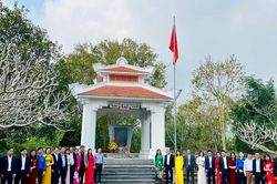 Sở Tư pháp Bắc Giang dâng hương, báo công nhân Kỷ niệm 40 năm Ngày thành lập