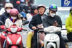 Giết thời gian hay 'nghiện' điện thoại khi dừng chờ đèn đỏ?
