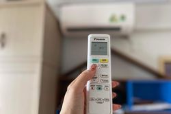 Người dân Thủ đô 'xoay sở' ứng phó trong những ngày nồm ẩm