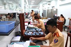 Đề xuất tăng phí đăng ký xe mới, hạn chế ùn tắc