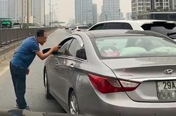 Tài xế xe sang chặn đầu xe khác, chửi bới trên đường vành đai 3 trên cao