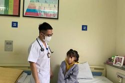 Trẻ nhỏ khát nước liên tục, tiểu nhiều, sụt cân, cha mẹ cảnh giác con mắc đái tháo đường