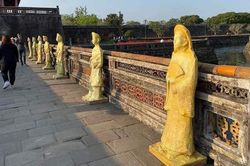 Di dời các bức tượng 'lạ' trước Ngọ Môn gây xôn xao dư luận