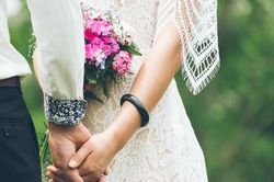 Ngày cưới, vợ trẻ chết lặng nhìn người phụ nữ cùng bé gái đột ngột xuất hiện giữa hôn trường