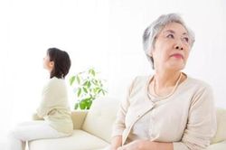 Mới sinh con 3 tuần, sáng nào mẹ chồng cũng bắt tôi làm việc vô lý
