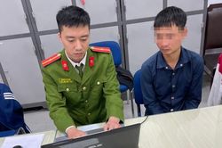 Công an xử phạt người đánh giày chèo kéo khách du lịch nước ngoài