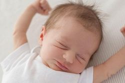 Bé hay vặn mình có phải bị thiếu canxi máu?