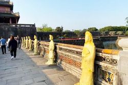 Thừa Thiên Huế: Vì sao thu hồi hàng tượng trước cửa Ngọ Môn