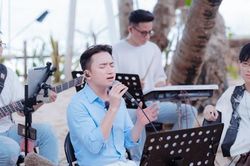 Phan Mạnh Quỳnh cover 'Ba kể con nghe' tại Biển của Hy vọng