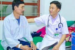 Bác sĩ người dân tộc Mông tận tâm với nghề