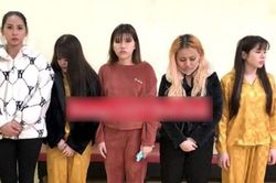 4 cô gái phê ma túy trên tầng lầu