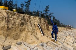 Hàng trăm mét kè bê tông biển Tam Thanh bị sóng đánh hỏng