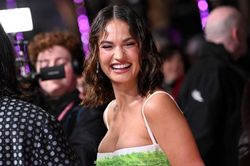 Lily James táo bạo với mốt lộ nội y