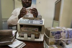 Nhiều người Nigeria ngủ qua đêm bên ngoài ngân hàng để chờ rút tiền
