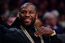 Mayweather được 30 vệ sĩ tháp tùng đi mua sắm
