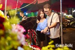 Giới trẻ tấp nập đổ về chợ hoa đêm Quảng An trước ngày Valentine