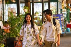 Các cặp đôi tình tứ bên nhau đêm Valentine