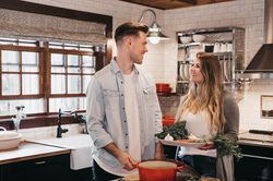 Lợi ích bất ngờ khi vợ chồng nấu ăn cùng nhau