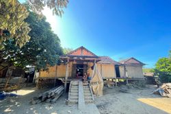 Nhà sàn bằng đất ở làng Kleng