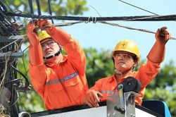 Tăng giá điện thế nào để vẹn cả 'nhiều đường'?