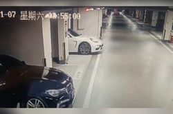 Chủ xe Porsche dùng băng keo che biển số để trốn phí đỗ xe