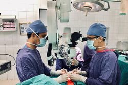 Ca mổ 10 tiếng cứu người phụ nữ có mái tóc dài bị cuốn vào máy làm giấy