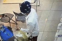 Truy tìm đối tượng nghi mang súng cướp cửa hàng điện thoại ở Vĩnh Phúc