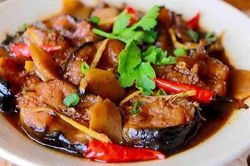 Thực đơn cơm chiều: Cá trê kho gừng nghệ, nêm thính bì lợn, canh mọc nấu bí ngòi