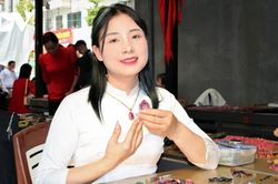 Độc đáo chợ đá quý tiền tỷ