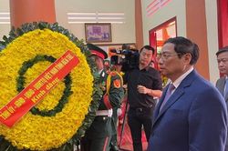 Thủ tướng Phạm Minh Chính dâng hương tưởng niệm đồng chí Huỳnh Tấn Phát tại Bến Tre