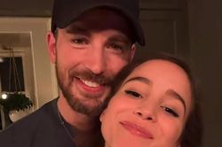 Chris Evans hạnh phúc bên bạn gái