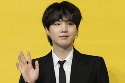 Suga BTS thông báo thực hiện world tour một mình khiến fan phấn khích