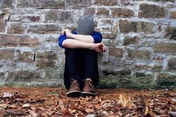 Bé trai bị nhân tình của mẹ bạo hành gãy chân, loét hậu môn