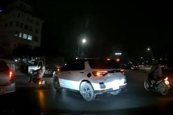 Hà Nội: Nữ tài xế ô tô bon chen quay đầu, húc đổ xe máy đi phía trước