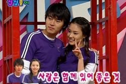 Đang vui vẻ bên Son Ye Jin, hình ảnh vui vẻ bên mỹ nhân của Hyun Bin bất ngờ hot trở lại