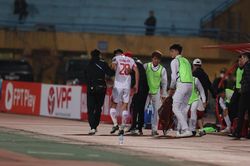 Cấm thi đấu 3 trận cầu thủ Công An Hà Nội phạm lỗi thô bạo với Hoàng Đức