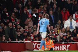 Hành động xấu xí của cổ động viên Arsenal sau trận thua Man City